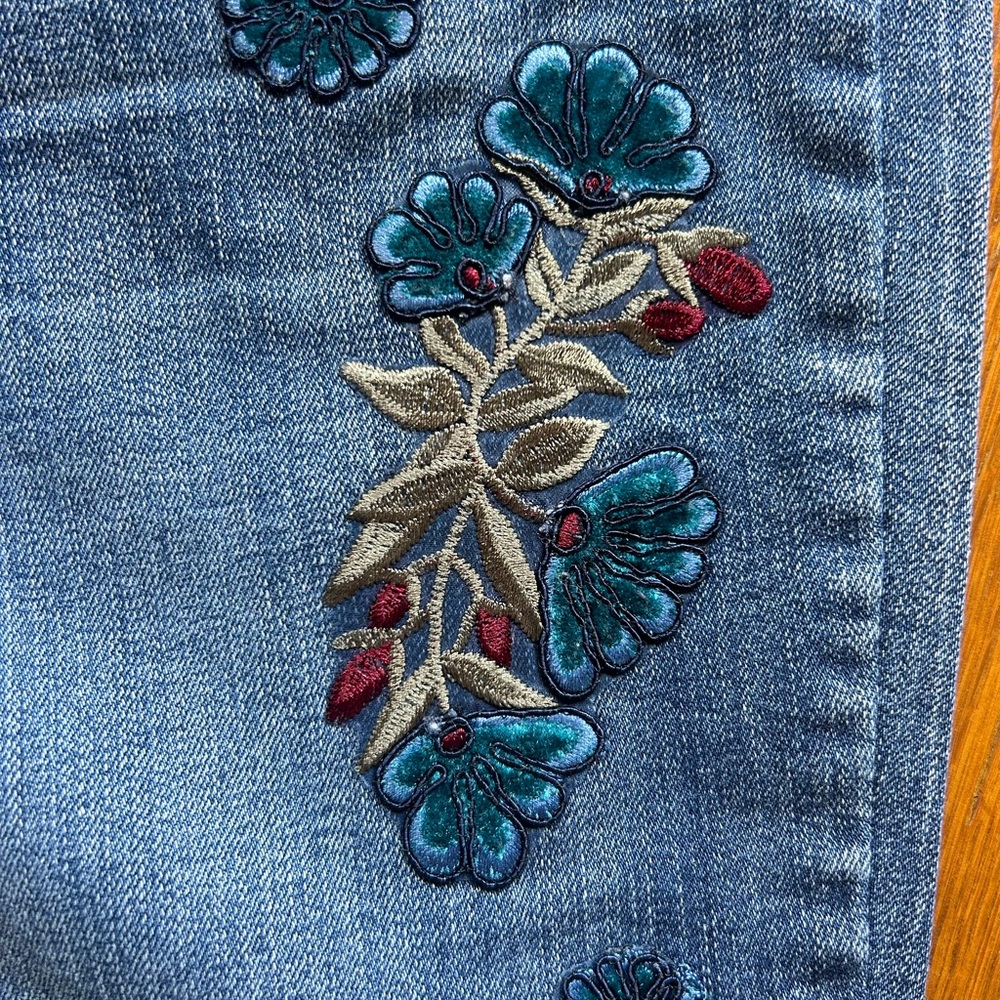 Vintage America Blue Jeans with Floral Embroidery